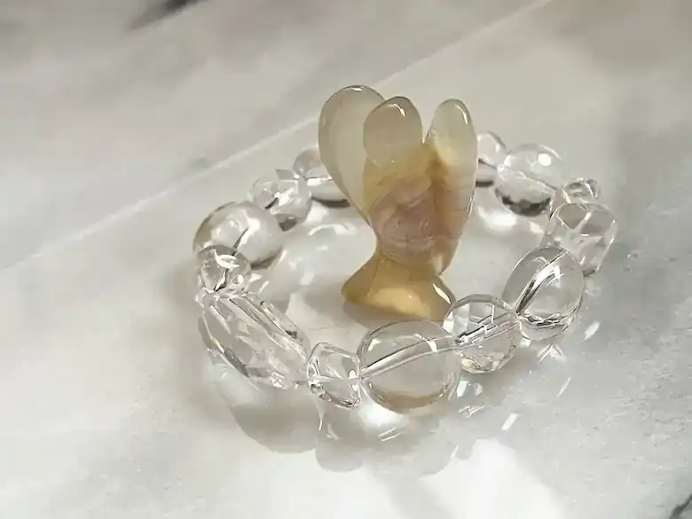 クリスタルクォーツブレスレット＊天使モチーフ：4月の誕生石